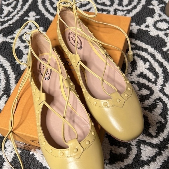 Tod’s Lace Up Studded Ballet flats, pale yellow leather, size 7 NIB - Picture 6 of 6